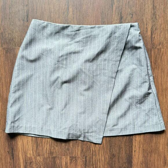 Emerson Lane Gray Pinstripe Skort Wrap Front Pull-On Women’s M - Picture 1 of 7